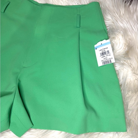 Alice + Olivia Conry Pleated Shorts in Garden Green - Picture 4 of 7